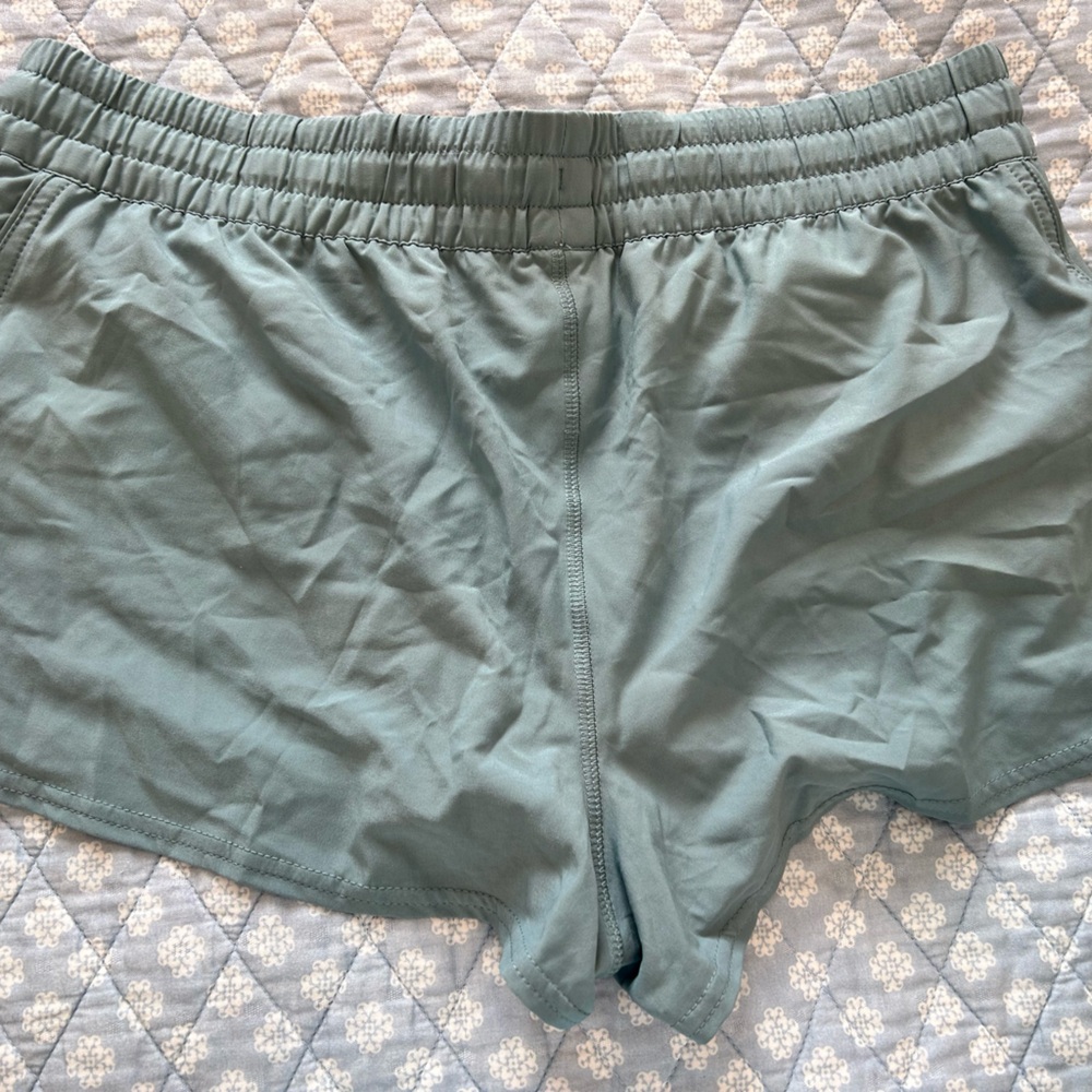 Vuori Clementine Shorts NWOT size L - Picture 3 of 3